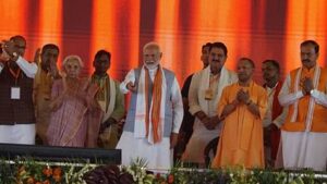 पीएम मोदी तथा उनके साथ मौजूद सीएम योगी