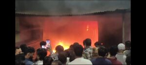 इटावा में टेंट हाउस में भीषण आग लगने से मची अफरा-तफरी