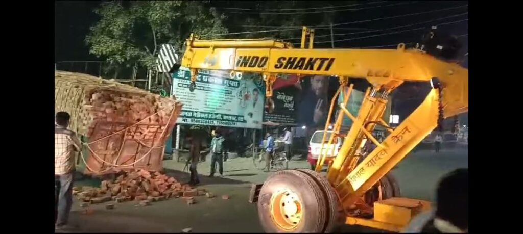 ईटों से भरे ट्रैक्टर-टोला की बीच सड़क पर ट्रॉली की रिप्ट टूटी..
