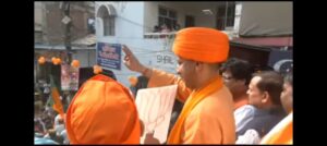 मंत्री सुरेश खन्ना ने CM योगी को भगवा पगड़ी पहनाई