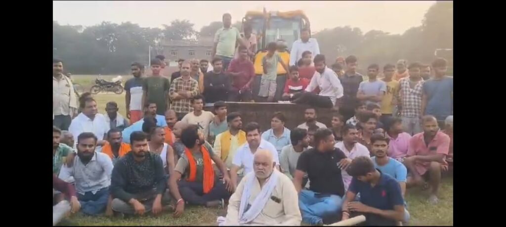 ग्रामीणों और युवाओं ने बुलडोजर पर चढ़कर बुलडोजर को रोका, उच्च अधिकारियों से लगाई गुहार-