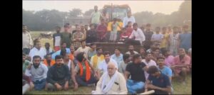 ग्रामीणों और युवाओं ने बुलडोजर पर चढ़कर बुलडोजर को रोका, उच्च अधिकारियों से लगाई गुहार-