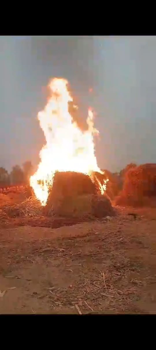 अज्ञात कारणों के पुआल में लगी भीषण आग आग लगने से स्थानीय लोगों में मचा अफरा तफ़री माहौल