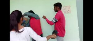 हमीरपुर मे मनचले टीचर की स्कूल में जूते-थप्पड़ से हुई धुनाई, हाईस्कूल की छात्रा के साथ छेड़खानी के आरोप में मचा बवाल