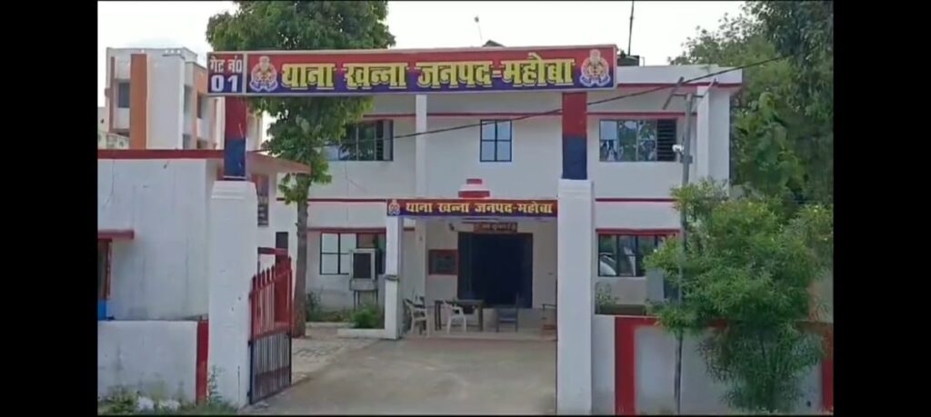 असंतुलित होकर ट्रैक्टर पलटने से दबकर किसान और चालक की दर्दनाक मौत, खेत की जुताई के बाद घर लौट रहा था किसान