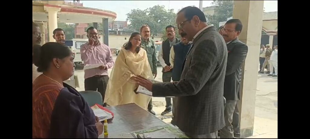 मतदाता सूची की स्वच्छता बनाए रखने के लिए मंडलायुक्त ने प्रशासनिक अधिकारियों व राजनैतिक दलों के साथ की बैठक