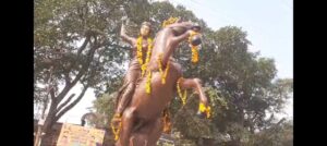 देश की आजादी के लिए अपने अदम्य साहस और वीरता से अंग्रेजी हुकूमत की नींव हिला देने वाली वीरांगना झलकारी बाई की 167वीं जयंती बुंदेलखंड के महोबा में धूमधाम से मनाई गई | समाजसेवियों व जनप्रतिनिधियों ने शहर के कीरत सागर के नीचे स्थित वीरांगना झलकारी बाई की विशाल प्रतिमा पर माल्यार्पण कर श्रद्धांजलि दी | इस अवसर ओर विभिन्न कार्यक्रमों का आयोजन किया गया |  V/O - आपको बता दें कि 1857 में देश की आजादी के लिए अपना सर्वस्व न्योछावर करने वाली वीरांगना झलकारी बाई ने झाँसी की रानी लक्ष्मीबाई के साथ मिलकर अंग्रेजी फौज का मुकाबला करते हुए अपने प्राणों का बलिदान दिया था | जिलेभर से एकत्रित हुए कोरी समाज के लोगों ने उनके बलिदान को याद करते हुए उन्हें नमन किया | जिलापंचायत अध्यक्ष जेपी अनुरागी, पूर्व नगरपालिका अध्यक्ष पुष्पा अनुरागी और अन्य समाजसेवियों ने वीरांगना झलकारी बाई के साहसिक योगदान को याद करते हुए उनकी वीरगाथा सुनाते हुए कहा कि स्वतंत्रता संग्राम में उनका बलिदान और देशभक्ति आज भी सभी के लिए प्रेरणास्रोत है, और समाज में समानता व न्याय की भावना को दर्शाता है |