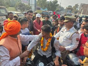 सड़क सुरक्षा माह के दृष्टिगत कस्बा चांदपुर में दो पहिया वाहन चालकों को निशुल्क वितरित किये गए हेलमेट