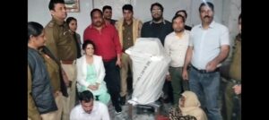 शामली स्वास्थ विभाग की नाक नीचे अवैध लिंग जांच का धंधा चल रहा था । हरियाणा की स्वास्थ विभाग की टीम ने छापा मारकर भंडाफोड़ किया है ।