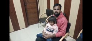 बुंदेलखंड के महोबा में गुम हुई पाँच वर्ष की बच्ची को पुलिस ने तत्परता दिखाते हुए 6 घंटे में सकुशल बरामद कर बच्ची को ले जाने वाले आरोपी को भी गिरफ्तार कर लिया | पुलिस की सक्रियता से बच्ची के परिजनों की खुशियाँ वापस लौट से लोग महोबा पुलिस की जमकर सराहना करते नजर आ रहे हैं |   V/O - आपको बता दें कि शहर कोतवाली क्षेत्र के हवेली दरवाजा में घर के बाहर खेल रही जीतेन्द्र साहू की बेटी योगिता को एक युवक अगवा कर ले गया था, जिसकी सूचना मिलते ही एसपी पलाश बंसल ने आठ टीमें गठित कर खुद कमान संभाली, और बस स्टैंड, रेलवे स्टेशन से लेकर चप्पे चप्पे के सीसीटीवी फुटेज खंगाले गए | तब जाकर पुलिस ने बच्ची को ट्रेन में ढूँढ़ निकाला, और आरोपी को भी गिरफ्तार कर लिया | जानकारी के अनुसार आरोपी बच्ची को लेकर दिल्ली जा रहा था, लेकिन पुलिस की तत्परता से बच्ची सकुशल मिल गई, जिससे मायूस परिजनों के चेहरे खिल उठे | "ऑपेरशन मुस्कान" के तहत पुलिस द्वारा किये गए इस सराहनीय कार्य की आम लोग जमकर सराहना कर रहे हैं |