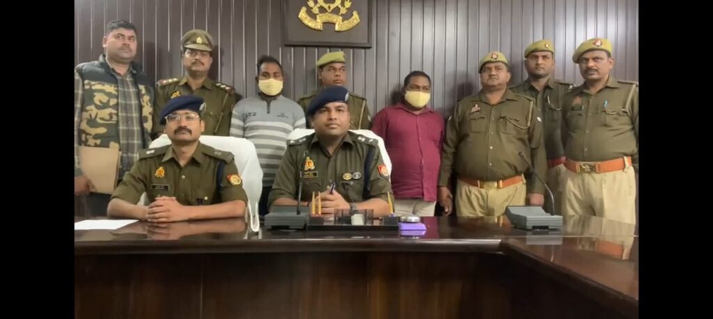थाना राजा तालाब क्षेत्र में हुई हत्या के मामले में पुलिस ने 2 अभियुक्तो को गिरफ्तार कर आला कत्ल बरामद कर घटना का खुलासा किया