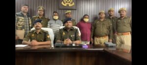 थाना राजा तालाब क्षेत्र में हुई हत्या के मामले में पुलिस ने 2 अभियुक्तो को गिरफ्तार कर आला कत्ल बरामद कर घटना का खुलासा किया