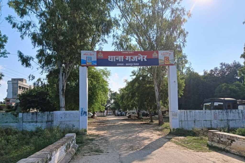 कानपुर देहात अनियंत्रित होकर पुलिया से टकराई तेज रफ्तार बाइक...... बाइक सवार तीन की हुई मौत....... घटना से परिजनों में मचा कोहराम...... पुलिस ने शुरू की कार्रवाई.......