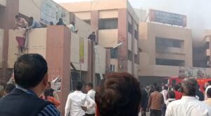 कौशांबी जिले में विकास भवन में लगी भीषण आग, बिल्डिंग में फसे कर्मचारियों को फायरब्रिगेड की टीम ने निकाला