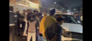 झांसी में अनियंत्रित कार ने मारी टक्कर , टक्कर मारने की घटना सीसीटीवी कैमरे में कैद