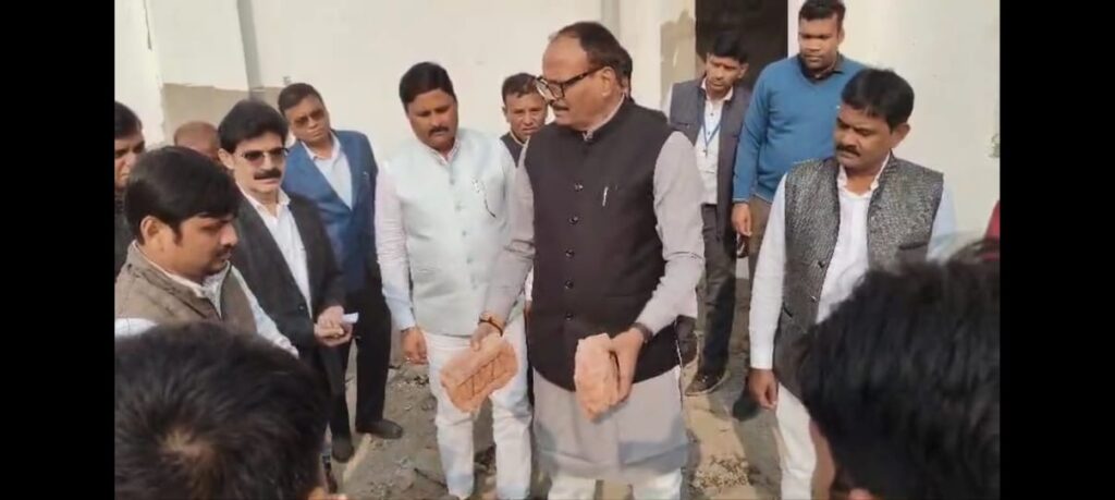 सूबे के उप मुख्यमंत्री ब्रजेश पाठक ने किया महेवा ट्रामा सेंटर का औचक निरीक्षण