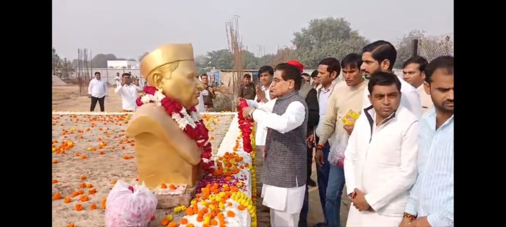 सपा संस्थापक स्व मुलायम सिंह यादव की जयंती पर जिला पंचायत सभागार में कार्यक्रम का आयोजन किया गया । सपा के राष्ट्रीय महासचिव प्रो रामगोपाल यादव,जिला पंचायत अध्यक्ष अभिषेक यादव, बदायूं सांसद आदित्य यादव, इटावा सांसद सहित अन्य वरिष्ठ नेता कार्यक्रम में मौजूद रहे । श्रध्देय नेताजी मुलायम सिंह यादव की जयंती के उपलक्ष्य में मुख्य अतिथि के रूप में कार्यक्रम में पहुंचे प्रो राम गोपाल यादव का स्वागत किया गया । वही नेता जी की जयंती पर नेता जी को याद किया गया । वही कार्यक्रम में प्रो रामगोपाल यादव ने 9 सीटो पर हुए उपचुनाव को लेकर सरकार व सरकारी प्रशासन पर भी निशाना साधते हुए विधानसभा उपचुनाव में मतदान के दौरान हुई गड़बड़ी को लेकर बड़ा बयान दिया । वही मणिपुर में हुई हिंसा और चुनाव आयोग को लेकर भी बड़ा बयान दिया । साथ ही उपचुनाव में आने वाले नतीजे से पहले प्रो राम गोपाल ने कहा कि बीजेपी बेईमानी नही करती तो बीजेपी एक सीट नही जीतती । वही आगे आने वाले चुनाव में कहा कि वोट को जान से भी ज्यादा कीमती समझकर सुरक्षा करने की जरूरत है । वही बांग्लादेश मे हुई हिंसा को लेकर भी बयान बयान