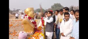 सपा संस्थापक स्व मुलायम सिंह यादव की जयंती पर जिला पंचायत सभागार में कार्यक्रम का आयोजन किया गया । सपा के राष्ट्रीय महासचिव प्रो रामगोपाल यादव,जिला पंचायत अध्यक्ष अभिषेक यादव, बदायूं सांसद आदित्य यादव, इटावा सांसद सहित अन्य वरिष्ठ नेता कार्यक्रम में मौजूद रहे । श्रध्देय नेताजी मुलायम सिंह यादव की जयंती के उपलक्ष्य में मुख्य अतिथि के रूप में कार्यक्रम में पहुंचे प्रो राम गोपाल यादव का स्वागत किया गया । वही नेता जी की जयंती पर नेता जी को याद किया गया । वही कार्यक्रम में प्रो रामगोपाल यादव ने 9 सीटो पर हुए उपचुनाव को लेकर सरकार व सरकारी प्रशासन पर भी निशाना साधते हुए विधानसभा उपचुनाव में मतदान के दौरान हुई गड़बड़ी को लेकर बड़ा बयान दिया । वही मणिपुर में हुई हिंसा और चुनाव आयोग को लेकर भी बड़ा बयान दिया । साथ ही उपचुनाव में आने वाले नतीजे से पहले प्रो राम गोपाल ने कहा कि बीजेपी बेईमानी नही करती तो बीजेपी एक सीट नही जीतती । वही आगे आने वाले चुनाव में कहा कि वोट को जान से भी ज्यादा कीमती समझकर सुरक्षा करने की जरूरत है । वही बांग्लादेश मे हुई हिंसा को लेकर भी बयान बयान
