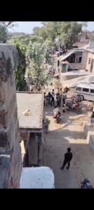 दबंगों द्वारा युवक की मारपीट करते हुए एक वीडियो सोशल मीडिया पर तेजी से हो रहा
