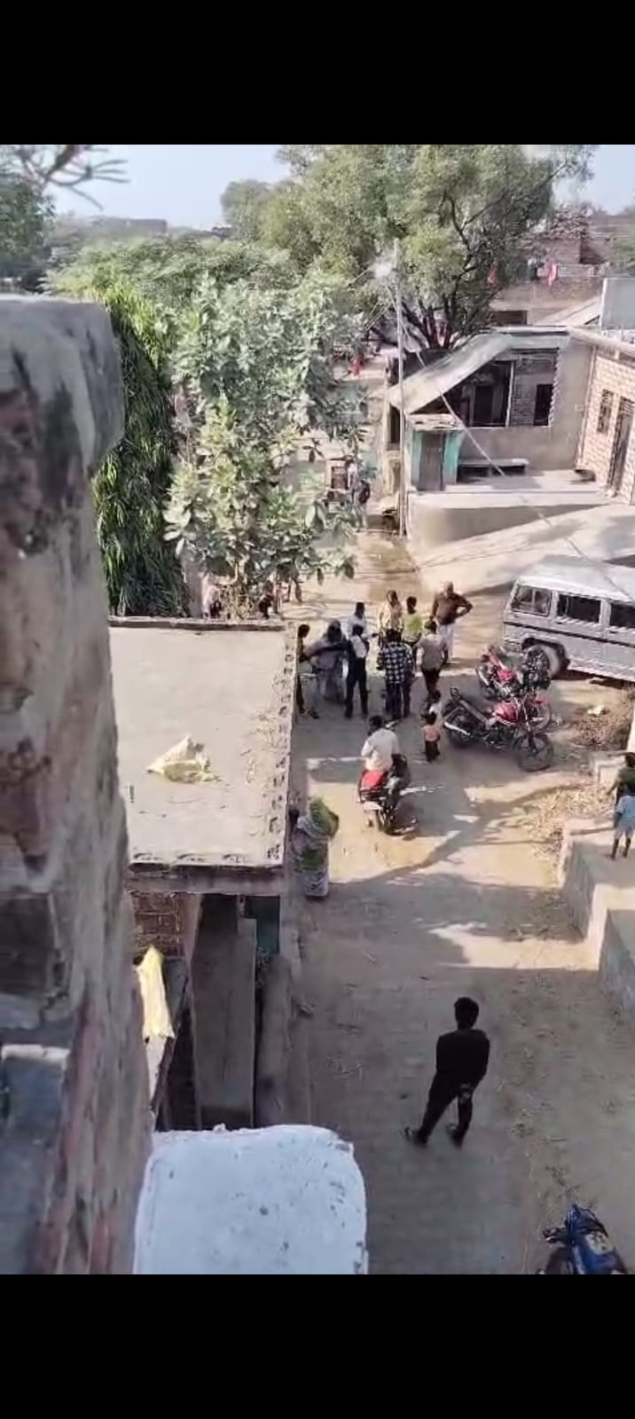 दबंगों द्वारा युवक की मारपीट करते हुए एक वीडियो सोशल मीडिया पर तेजी से हो रहा