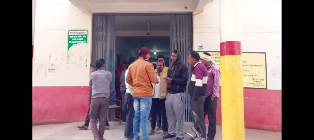 झांसी के मऊरानीपुर में तेज रफ्तार बस ने ऑटो मैं सवार स्कूली बच्चों को दीपक मेमोरियल स्कूल के पास पीछे से जोरदार टक्कर मार दी जिसमें ऑटो में बैठे बच्चे बुरी तरह से घायल हो गए आनन फानन में राहगीरी की मदद से घायल बच्चों को 108 एंबुलेंस से मऊरानीपुर स्वास्थ्य केंद्र में भर्ती कराया प्राइवेट ऑटो से बच्चे अपने गांव से रोज की तरह आज वह जैसे ही टीकमगढ़ रोड स्थित दीपक मेमोरियल स्कूल के पास ऑटो रुकी तो वह उतरे तभी पीछे से तेज गति से आ रही बस में जोरदार टक्कर मार दी जिसमें तीन बच्चे सहित ड्राइवर बुरी तरह से घायल हो गया वहीं चिकित्सकों ने बच्चो की ज्यादा हालत खराब होने पर घायल बच्चों को झांसी रेफर कर दिया।ऑटो में 7 स्कूली बच्चे सवार थे ।