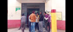 झांसी के मऊरानीपुर में तेज रफ्तार बस ने ऑटो मैं सवार स्कूली बच्चों को दीपक मेमोरियल स्कूल के पास पीछे से जोरदार टक्कर मार दी जिसमें ऑटो में बैठे बच्चे बुरी तरह से घायल हो गए आनन फानन में राहगीरी की मदद से घायल बच्चों को 108 एंबुलेंस से मऊरानीपुर स्वास्थ्य केंद्र में भर्ती कराया  प्राइवेट ऑटो से बच्चे अपने गांव से रोज की तरह आज वह जैसे ही टीकमगढ़ रोड स्थित दीपक मेमोरियल स्कूल के पास ऑटो रुकी तो वह उतरे तभी पीछे से तेज गति से आ रही बस में जोरदार टक्कर मार दी जिसमें तीन बच्चे सहित ड्राइवर बुरी तरह से घायल हो गया वहीं चिकित्सकों ने बच्चो की ज्यादा हालत खराब होने पर घायल बच्चों को झांसी रेफर कर दिया।ऑटो में 7 स्कूली बच्चे सवार थे ।