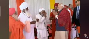 प्रधानमंत्री नरेंद्र मोदी आज प्रयागराज दौरे पर रहे । प्रयागराज में 13 जनवरी से शुरू हो रहे महाकुंभ मेला 2025 के लिए विकास कार्यों का निरीक्षण किया । इस दौरान प्रधानमंत्री नरेंद्र मोदी ने प्रयागराज में 6670 करोड़ रुपये से अधिक की लागत वाली कई विकास परियोजनाओं का उद्घाटन और शुभारंभ किया साथ ही प्रधानमंत्री कुंभ ‘सहायक’ चैटबॉट का शुभारंभ किया । प्रधानमंत्री नरेन्द्र मोदी ने संगम स्थल पर पहुंचकर दर्शन संगम के दर्शन कर पूजा अर्चना की । इसके बाद अक्षय वट वृक्ष स्थल पर पूजा की । वही से प्रधानमंत्री बड़े हनुमान मंदिर पहुंचे जहां दर्शन पूजन कर सरस्वती कूप में पहुंच दर्शन कर पूजा की । वही महाकुंभ प्रदर्शनी स्थल का भ्रमण किया ।  प्रयागराज में आधारभूत सुविधाओं को बढ़ावा देने और निर्बाध संपर्क प्रदान करने के लिए 10 नए रोड ओवर ब्रिज (आरओबी) या फ्लाईओवर, स्थायी घाट और रिवरफ्रंट सड़कें जैसी विभिन्न रेल और सड़क परियोजनाएं का शुभारंभ किया। वही प्रधानमंत्री नरेंद्र मोदी ने 13 जनवरी 2025 से होने वाले महाकुम्भ के लिये देश वासियों को महाकुम्भ में पहुंचकर संगम में स्नान करने के लिये आमंत्रित किया है । वही यूपी सीएम योगी आदित्यनाथ और प्रधानमंत्री ने लोगो को संबोधित किया ।