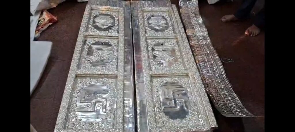मां विंध्यवासिनी धाम में भक्त ने लगवाया चांदी का दरवाजा, सोने के चौखट के बाद लगा चांदी का दरवाजा । गर्भ गृह के बाहर निकास द्वार पर 76 किलो 800 ग्राम का लगवाया चांदी दरवाजा लगा । बिहार प्रांत के भक्त रविन्द्र कुमार सिंह ने विशेष कारीगरों से द्वारा तैयार चांदी है दरवाजा मां की भेंट किया । एक रिपोर्ट... Vo 1 - श्रद्धा और भक्ति में विश्वास रखने वाले मां विंध्यवासिनी के अनन्य भक्तों की कोई कमी नहीं है। कुछ महीने पूर्व एक भक्त ने जहां लाखों रुपए मूल्य के सोने का चौखट बनवाकर मां को भेंट किया था आज एक और भक्त ने विश्वप्रसिद्ध मां विंध्यवासिनी मंदिर के गर्भगृह के निकास द्वार पर करीब 80 लाख रूपये के मुख्य का चांदी से निर्मित भव्य दरवाजा लगवाया है । बिहार राज्य के औरंगाबाद जनपद निवासी होटल कारोबारी रविंद्र कुमार सिंह ने विशेष कारीगरों द्वारा दरवाजा तैयार करवा कर मां विंध्यवासिनी को भेंट किया है । इस दरवाजे का कुल वजन 76 किलो 800 ग्राम है । रविंद्र कुमार सिंह के तीर्थ पुरोहित सूर्य प्रसाद मिश्र ने बताया कि मां विंध्यवासिनी के अनन्य भक्त हैं हमेशा मां विंध्यवासिनी का दर्शन पूजन करने आते हैं । उनके मन में विचार आया कि मां विंध्यवासिनी मंदिर के गर्भगृह के निकास द्वार पर चांदी का दरवाजा लगवाया जाए जिससे इस मंदिर की भव्यता और बढ़ेगी । इस विचार को लेकर उन्होंने आज अपने कारीगरों के साथ मां विंध्यवासिनी दरबार में भेजा है जिसको लगवाया जा रहा है - Bite 1-सूर्य प्रसाद मिश्र, भक्त के तीर्थ पुरोहित Vo 2 - श्री विंध्य पंडा समाज के अध्यक्ष पंकज द्विवेदी ने बताया कि पिछले 40 सालों से हर महीने बिहार राज्य के औरंगाबाद के रहने वाले होटल व्यवसायी रविन्द्र कुमार सिंह मां विंध्यवासिनी का दर्शन करने आते हैं । अपनी श्रद्धा से उन्होंने 76 किलो 800 ग्राम के चांदी के दरवाजे को निकास द्वारा पर लगवाया है, मां विंध्यवासिनी उनकी सारी मनोकामना पूरी करें-