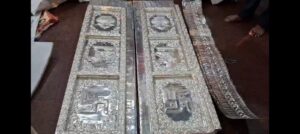मां विंध्यवासिनी धाम में  भक्त ने लगवाया चांदी का दरवाजा, सोने के चौखट के बाद लगा चांदी का दरवाजा । गर्भ गृह के बाहर निकास द्वार पर  76 किलो 800 ग्राम का लगवाया चांदी दरवाजा लगा । बिहार प्रांत के भक्त रविन्द्र कुमार सिंह ने विशेष कारीगरों से द्वारा तैयार चांदी है दरवाजा मां की भेंट किया । एक रिपोर्ट...  Vo 1 - श्रद्धा और भक्ति में विश्वास रखने वाले मां विंध्यवासिनी के अनन्य भक्तों की कोई कमी नहीं है। कुछ महीने पूर्व एक भक्त ने जहां लाखों रुपए मूल्य के सोने का चौखट बनवाकर मां को भेंट किया था आज एक और भक्त ने विश्वप्रसिद्ध मां विंध्यवासिनी मंदिर के गर्भगृह के निकास द्वार पर करीब 80 लाख रूपये के मुख्य का चांदी से निर्मित भव्य दरवाजा लगवाया है । बिहार राज्य के औरंगाबाद जनपद निवासी होटल कारोबारी रविंद्र कुमार सिंह ने विशेष कारीगरों द्वारा दरवाजा तैयार करवा कर मां विंध्यवासिनी को भेंट किया है । इस दरवाजे का कुल वजन 76 किलो 800 ग्राम है ।   रविंद्र कुमार सिंह के तीर्थ पुरोहित सूर्य प्रसाद मिश्र ने बताया कि मां विंध्यवासिनी के अनन्य भक्त हैं हमेशा मां विंध्यवासिनी का दर्शन पूजन करने आते हैं । उनके मन में विचार आया कि मां विंध्यवासिनी मंदिर के गर्भगृह के निकास द्वार पर चांदी का दरवाजा लगवाया जाए जिससे इस मंदिर की भव्यता और बढ़ेगी । इस विचार को लेकर उन्होंने आज अपने कारीगरों के साथ मां विंध्यवासिनी दरबार में भेजा है जिसको लगवाया जा रहा है -   Bite 1-सूर्य प्रसाद मिश्र, भक्त के तीर्थ पुरोहित  Vo 2 - श्री विंध्य पंडा समाज के अध्यक्ष पंकज द्विवेदी ने बताया कि पिछले 40 सालों से हर महीने बिहार राज्य के औरंगाबाद के रहने वाले होटल व्यवसायी रविन्द्र कुमार सिंह मां विंध्यवासिनी का दर्शन करने आते हैं । अपनी श्रद्धा से उन्होंने 76 किलो 800 ग्राम के चांदी के दरवाजे को निकास द्वारा पर लगवाया है, मां विंध्यवासिनी उनकी सारी मनोकामना पूरी करें-