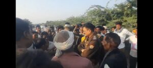ग्राम सिमरिया में बालू भरने जा रहे ट्रक ने बाइक में मारी टक्कर मौके पर बाइक चालक की मौत 2 घायल मामला डकोर ब्लॉक का है सिमरिया खदान में बालू भरने जा रहे ट्रक ने टक्कर मार दी बाइक में 3 लोग सवार थे जिसमें बाइक चालक वीरू राजपूत पुत्र सद्गुरु  निवासी सिमरिया जालौन की मौके पर मौत हो गई  वहीं दूसरा धर्मेंद्र को कानपुर रिफर कर दिया गया तीसरे को मामूली चोट है  परिवहन विभाग की भारी लापरवाही से यहां आए दिन घटना होती रहती है  ट्रक भयंकर स्पीड से चलते है और ओवरलोड चलते है जिसमें  शासन और प्रशाशन कोई ध्यान नहीं देता है डंप में ज्यादा चक्कर ट्रक लगा सके इस लिए वो ज्यादा स्पीड में ट्रक चलाते है इसलिए आए दिन दुर्घटना होती रहती है  आखिर कब तक निर्दोष गांव वालों का रक्त बहेगा