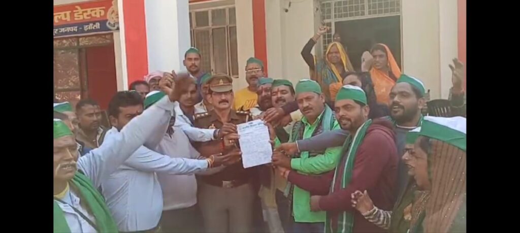 झांसी में धरना प्रदर्शन कर कोतवाली प्रभारी को मुख्यमंत्री के नाम सोपा ज्ञापन